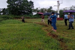 Tin tức trong ngày - Ngọn đồi xuất hiện vết nứt gần 50m khiến mọi người lo lắng