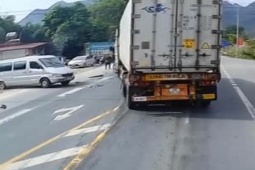 Tin tức trong ngày - Clip: Chạy ẩu gặp xe khủng, tài xế ô tô 16 chỗ nhận cái kết "đắt giá"