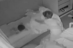 Giáo dục - du học - Nửa đêm nghe tiếng em khóc, bé trai 4 tuổi tiến đến dỗ dành, khung cảnh đáng yêu đến tan chảy