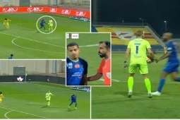 Bóng đá - Pha bị penalty bi hài ở giải có Ronaldo: Động viên đồng đội dẫn tới bị phạt 11m