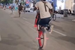 Thế giới xe - Clip: Phản cảm đoàn người nước ngoài đi xe đạp “ngổ ngáo” trên phố