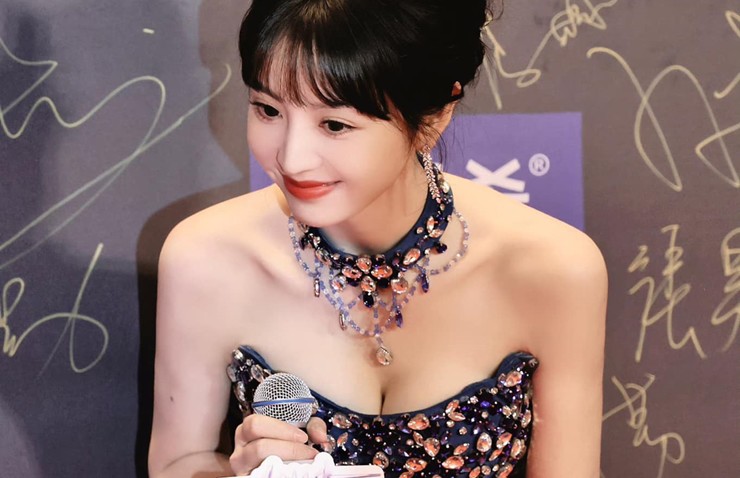 Nữ diễn viên Điền Hi Vi (sinh năm 1997) được mệnh danh là ''Búp bê cổ trang'' sở hữu vóc dáng nỏng bỏng bậc nhất tại Trung Quốc. 
