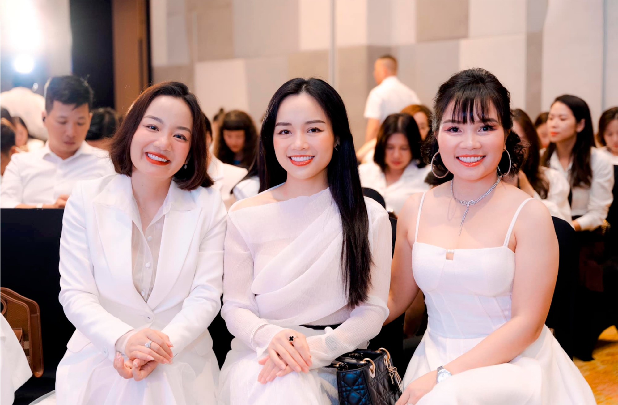 Chị Lục Thúy Hoa (Ở giữa) với cộng đồng phụ nữ độc lập, tự chủ, hạnh phúc