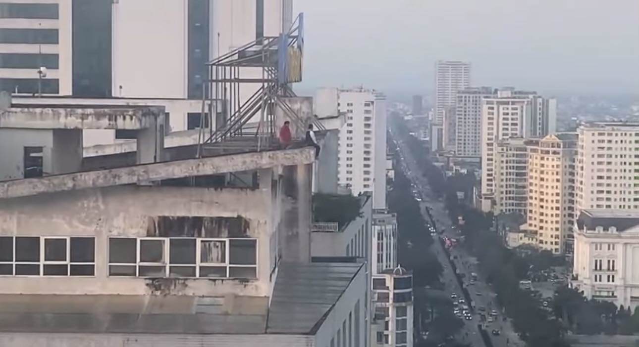 Thiếu tá Song lao vào giải cứu cô gái.