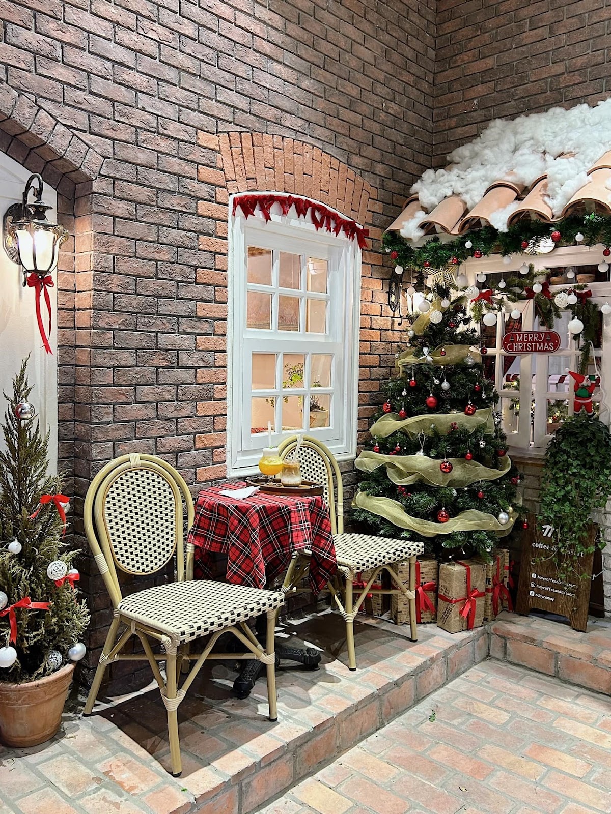 Không khí Noel như một góc phố nhỏ tại Paris. - Ảnh: Linh Khánh Lê