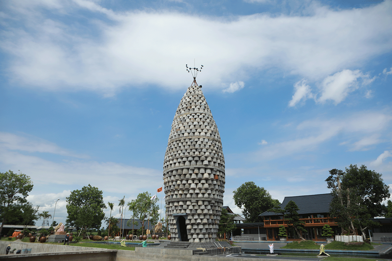 Trong khuôn viên của trung tâm đào tạo lái xe thuộc huyện Lương Tài (Bắc Ninh), một công trình đồ sộ hình bông lúa được dựng từ những chiếc cối đá, khiến ai đi qua cũng phải ngắm nhìn. Anh Trần Văn Toản, chủ nhân tác phẩm, đã kỳ công sưu tầm hàng nghìn cối đá trong nhiều năm để biến ý tưởng xây dựng khu trưng bày này thành hiện thực.