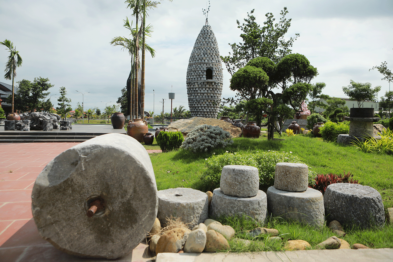 Trao đổi với PV, anh Toản cho biết: “Tháp Thần Nông được ghép bởi 1.012 cối đá xếp vòng ngoài có chiều cao 15m, chia thành 5 tầng, bên trong là khung cột bê tông, khối lượng của tháp nặng khoảng 130 tấn. Ngày 30/11/2023, tháp được vinh danh kỷ lục châu Á, trước đó tháp cũng được xác lập Kỷ lục Việt Nam”. 