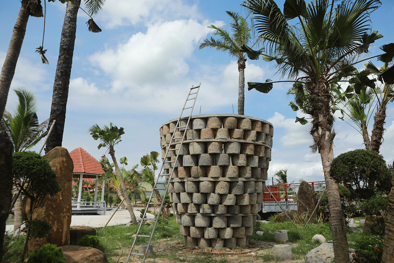 Chủ nhân Tháp Thần Nông cho hay, với mong muốn phục dựng không gian xưa cũ của làng quê Bắc Bộ nên anh dày công sưu tầm những cối đá trong nhiều năm. Những chiếc cối đá giã gạo, giã bèo…, những trục đá để kéo lúa, những chiếc cối đá 2 tầng xay gạo, xay bột… đã quen thuộc gắn liền với tuổi thơ 7X, 8x như anh.