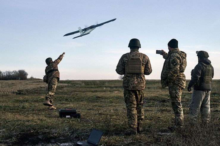 Binh sĩ Ukraine phóng UAV về các vị trí của Nga ở vùng Donetsk (Ukraine) hồi tháng 7. Ảnh: AP