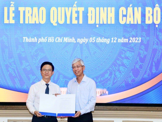 Phó chủ tịch UBND TPHCM Võ Văn Hoan (bên phải) trao quyết định bổ nhiệm ông Lê Văn Thu làm Phó chủ nhiệm Ủy ban về người Việt Nam ở nước ngoài