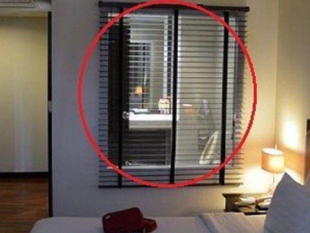 Vì sao nên bật đèn nhà vệ sinh xuyên đêm khi ngủ ở khách sạn?