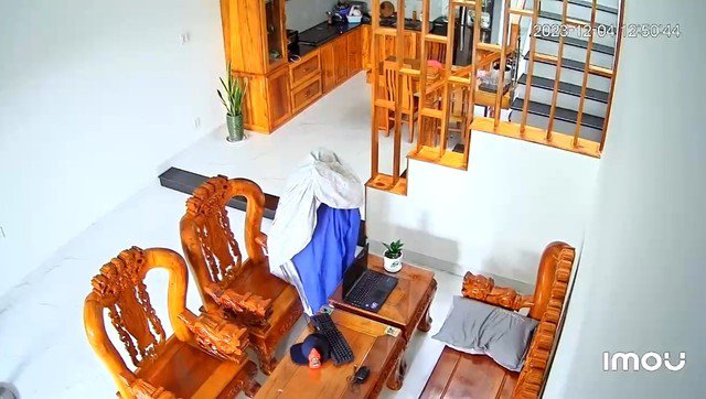 Tên trộm trùm chăn lên người để tránh camera nhưng vẫn không thoát