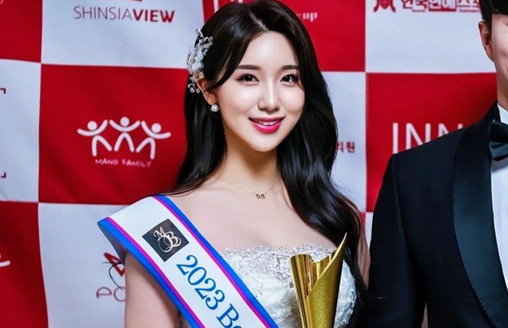 Kim Hyun Young cũng chiến thắng nhiều cuộc thi nhan sắc tại Hàn Quốc.