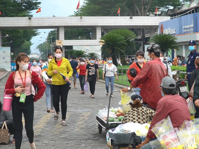 Video: Muôn cách vượt khó của người lao động nghèo trước 'bão giá xăng'