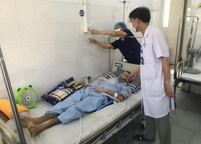 Các bác sỹ điều trị cho công nhân mắc bệnh bụi phổi trước đó.