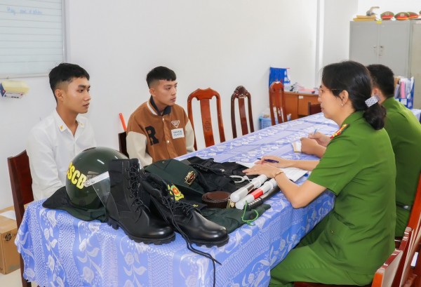 Nguyễn Hải Đương và Nguyễn Văn Phúc tại cơ quan Công an. 