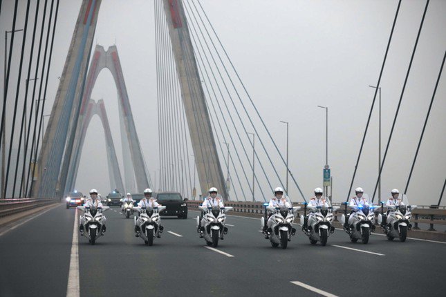 Sau khi đến sân bay Nội Bài, đoàn xe di chuyển ngược lại về phía trung tâm thành phố.