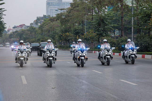Các tuyến đường nằm trong phương án dẫn đoàn được lực lượng CSCĐ, Công an... tạm thời cấm các phương tiện phục vụ đoàn xe di chuyển.