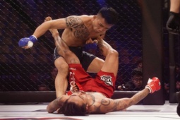 Thể thao - &quot;Thánh cà khịa&quot; bị knock-out ở giải MMA Việt, bác sĩ phải lên sàn sơ cứu