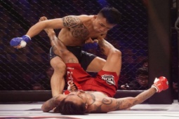 Thể thao - "Thánh cà khịa" bị knock-out ở giải MMA Việt, bác sĩ phải lên sàn sơ cứu