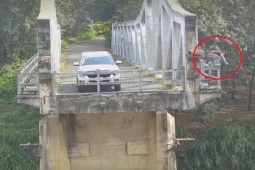 Tin tức trong ngày - Người đàn ông đi ô tô tới cầu rồi nhảy xuống sông