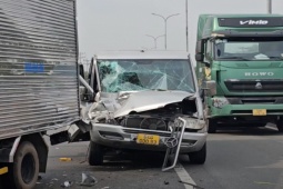 Tin tức trong ngày - Xe khách 16 chỗ nát đầu sau tiếng động mạnh, cô gái trẻ nhập viện