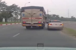 Tin tức trong ngày - Clip: Lái xe tải chạy ẩu, ép ô tô con lao lên dải phân cách, tài xế bị cư dân mạng chỉ trích