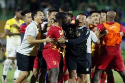 Bóng đá - Sân Quy Nhơn hỗn loạn vì Rimario, đội Thanh Hoá bị "quây" đến tận khách sạn