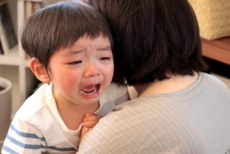 Con trai 3 tuổi khóc lóc nói "Mẹ đừng yêu bố", tôi giật mình khi nghe đứa trẻ nói nguyên nhân