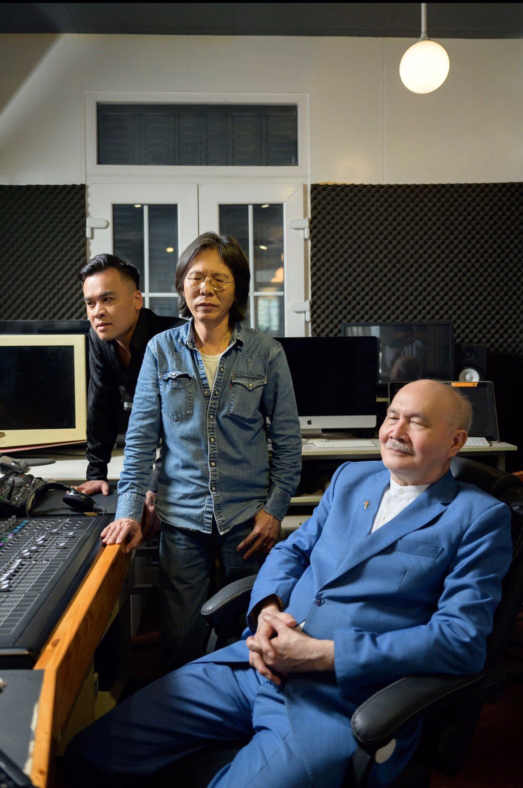 Ca sĩ Nguyễn Tuấn Anh cùng nhạc sĩ Vũ Thành An và nhạc sĩ Nguyễn Quang trong phòng thu album Hồi ký không tên. Ảnh: Huỳnh Anh