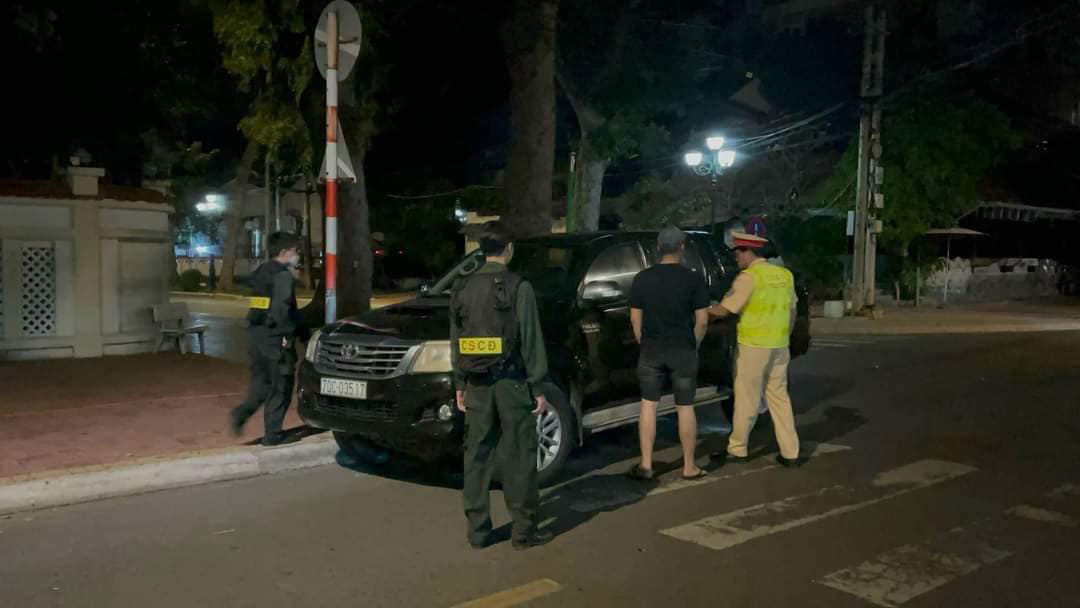 Lực lượng cảnh sát dừng xe ô tô của nhóm đối tượng để kiểm tra (ảnh: CA)