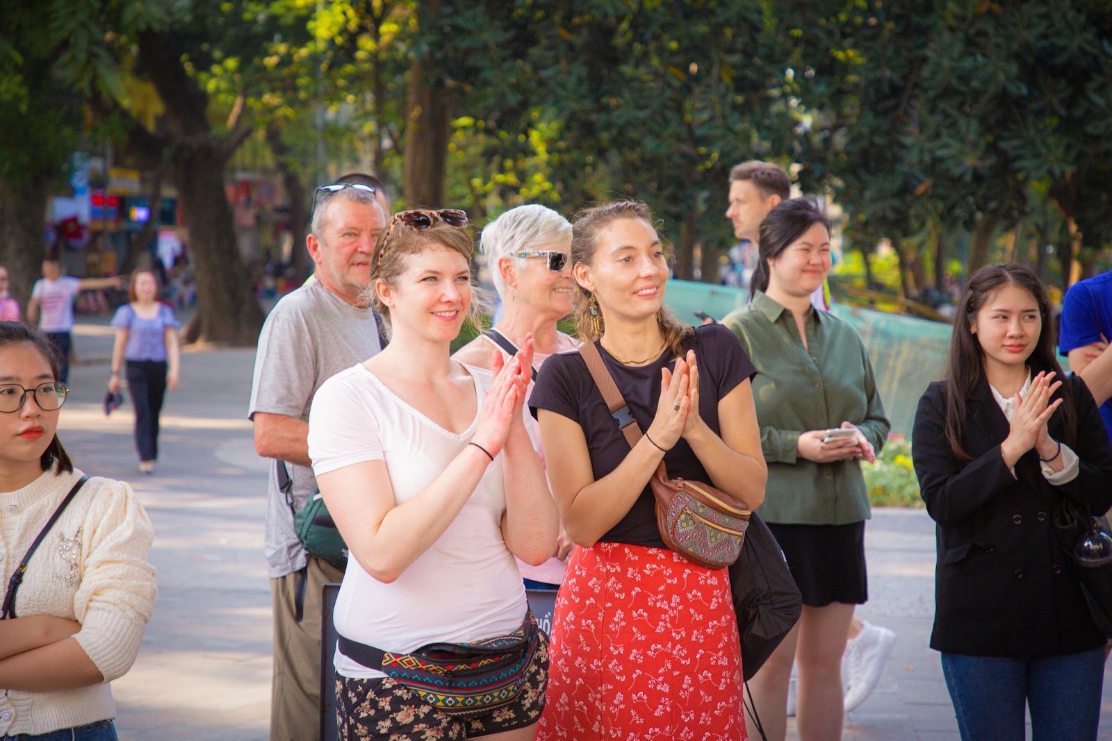 Các du khách nước ngoài vô cùng thích thú khi xem màn trình diễn của các bạn trẻ trên phố đi bộ