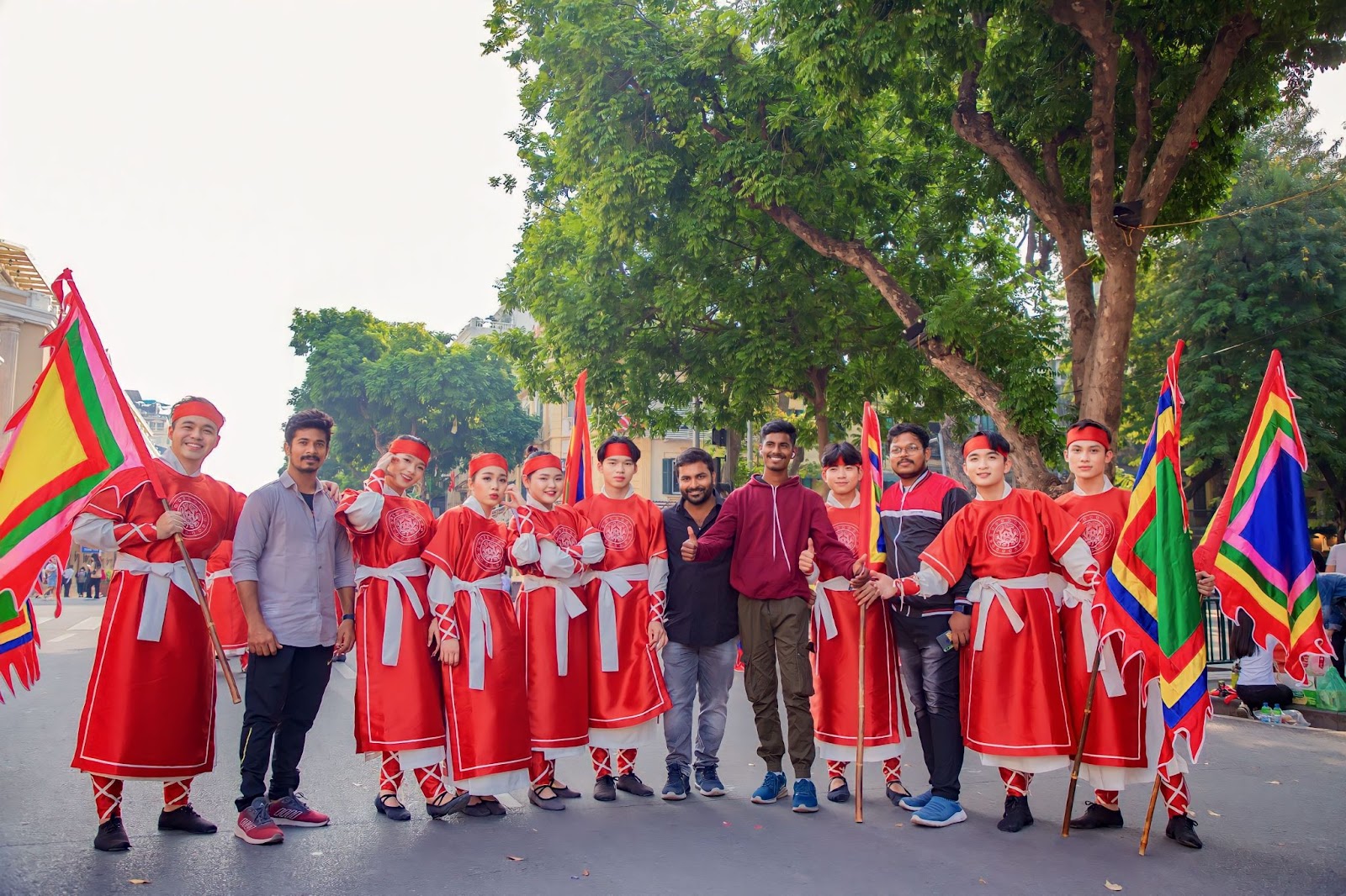 Du khách nước ngoài chụp ảnh lưu niệm cùng các bạn trẻ