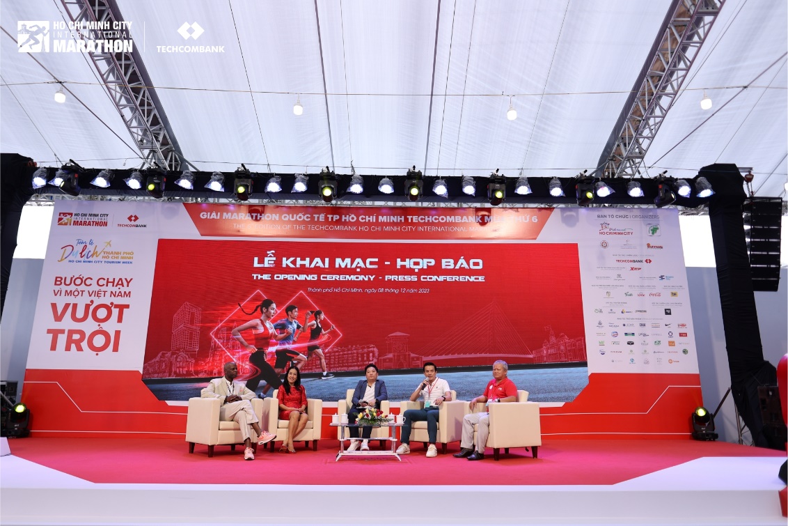Đại diện các cơ quan chính quyền, đơn vị tài trợ chiến lược Techcombank và đơn vị tổ chức Sunrise Events Việt Nam giải đáp các câu hỏi từ các cơ quan báo chí.