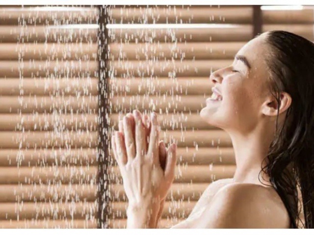 Sức khỏe đời sống - 10 lợi ích sức khoẻ của việc tắm nước lạnh không phải ai cũng biết