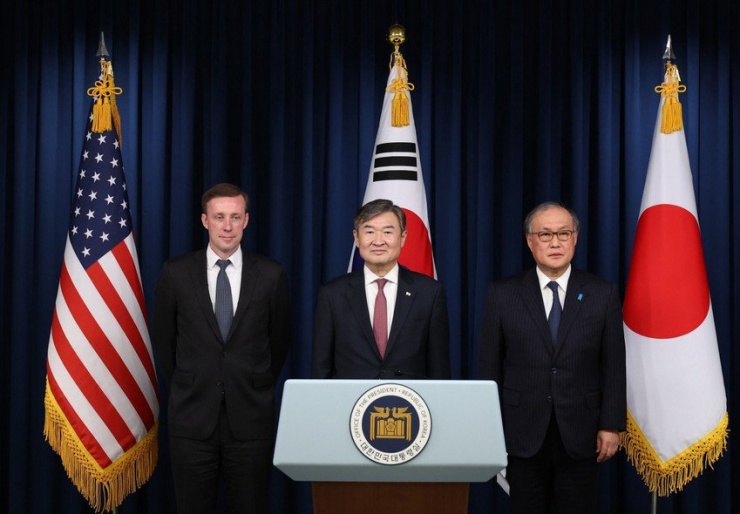 (Từ trái sang) Cố vấn An ninh Quốc gia Mỹ Jake Sullivan, Cố vấn An ninh Quốc gia Hàn Quốc Cho Tae-yong và Cố vấn An ninh Quốc gia Nhật Takeo Akiba trong cuộc họp báo ở thủ đô Seoul (Hàn Quốc) hôm 9-12. Ảnh: YONHAP