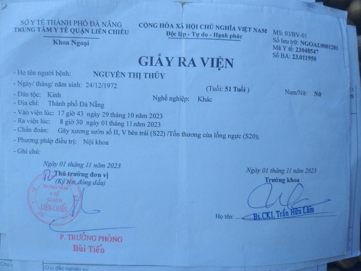 Chị Thuỷ được xác định gãy hai cái xương sườn bên trái. Ảnh: MINH TRƯỜNG.