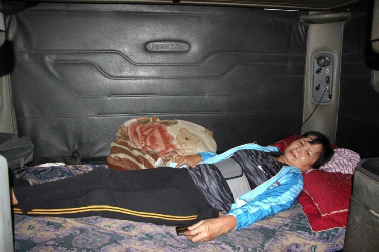 Chị Thuỷ cùng chồng phải sống trong xe container hơn 1 tháng trời chờ đợi kết quả điều tra. Ảnh: MINH TRƯỜNG.