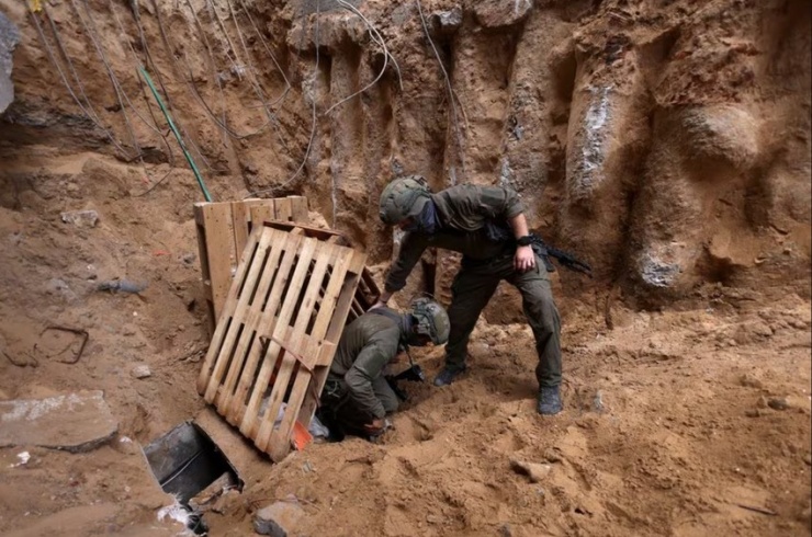 Lính Israel ở miệng đường hầm Hamas bên dưới bệnh viện Al-Shifa ở TP Gaza vào ngày 22-11. Ảnh: REUTERS