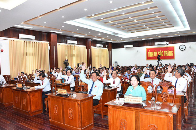 Tại kỳ họp HĐND tỉnh Sóc Trăng, đã có 25 báo cáo, 28 tờ trình được thông qua. Ảnh: NGỌC DIỄM