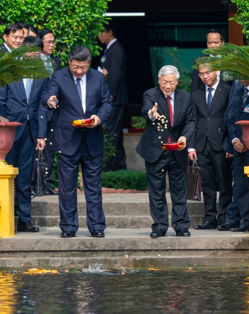 Tổng Bí thư Nguyễn Phú Trọng và Tổng Bí thư, Chủ tịch Trung Quốc Tập Cận Bình cho cá ăn trong khu Nhà sàn Bác Hồ năm 2015.