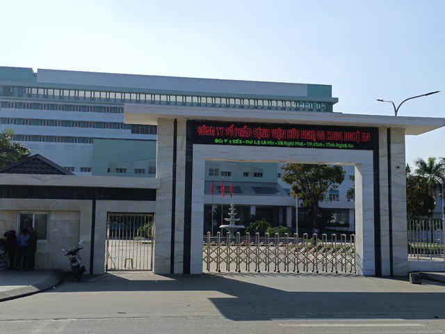 Cổng chính bệnh viện luôn đóng kín