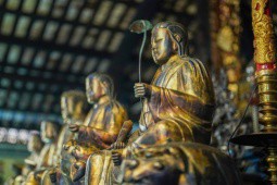 Độc đáo các pho tượng dát vàng trong ngôi chùa gần 300 tuổi ở TPHCM