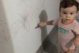 Cho con trai vẽ trên tường khi còn bé, bà mẹ không ngờ được điều này