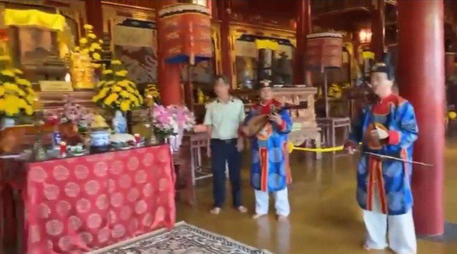 Trung tâm Bảo tồn di tích cố đô Huế nhận thiếu sót khi bố trí đội nhạc đón đoàn khách. Ảnh: MXH