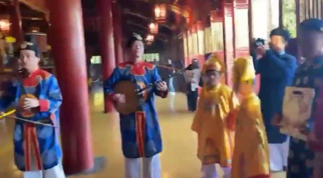 Đoàn khách ăn mặc "lạ" khi vào Thế miếu. Ảnh: MXH