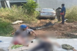 Tin tức trong ngày - 2 xe máy văng vào lề đường sau va chạm kinh hoàng với ô tô, 3 người bị thương