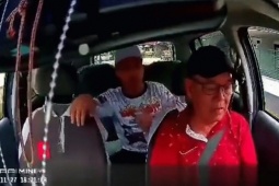 Phi thường - kỳ quặc - Clip: Bị cướp đâm dao vào ngực, nam tài xế thoát chết nhờ điều bất ngờ