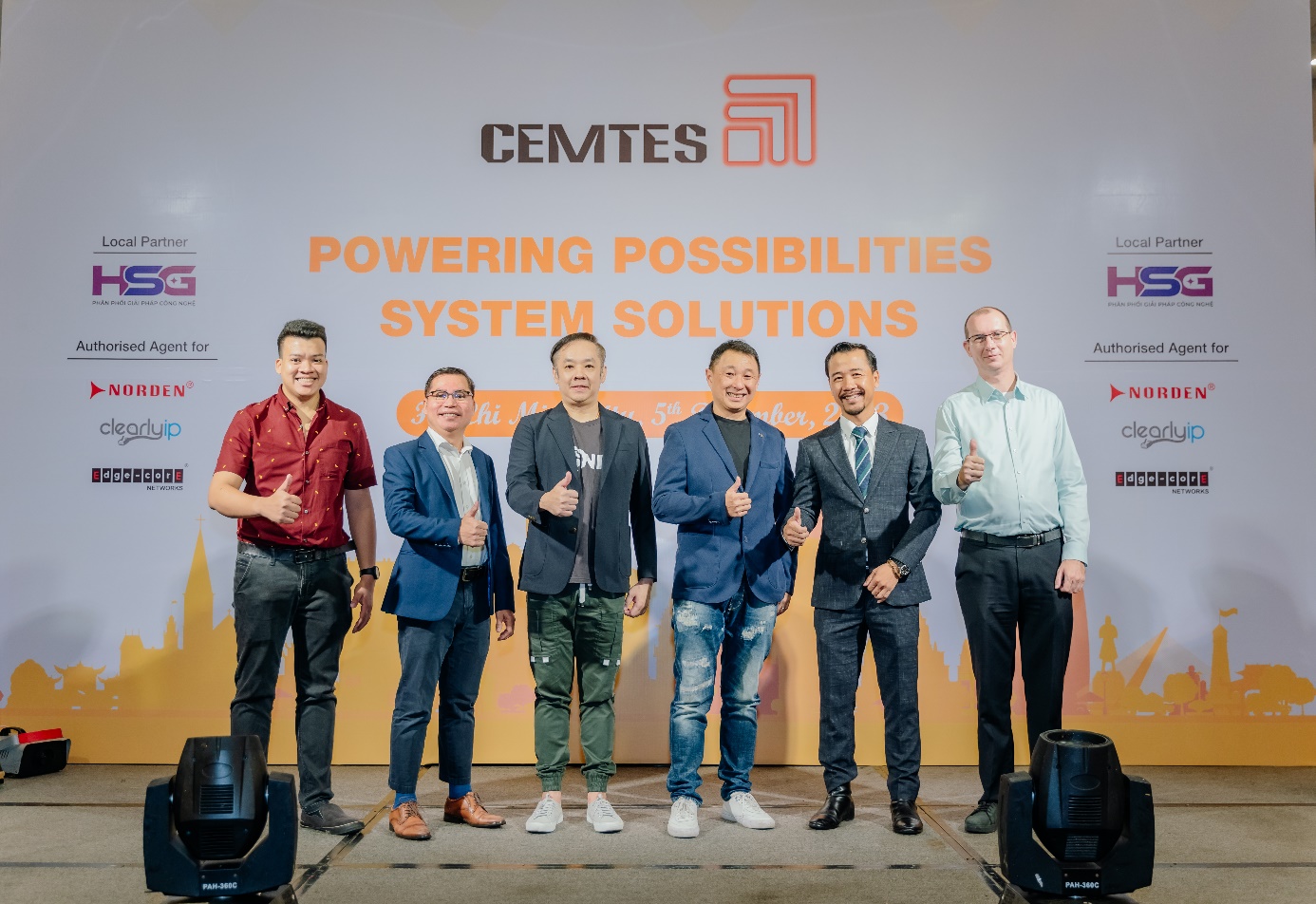 Đại diện HSG Distribution và team Cemtes International chụp hình lưu niệm