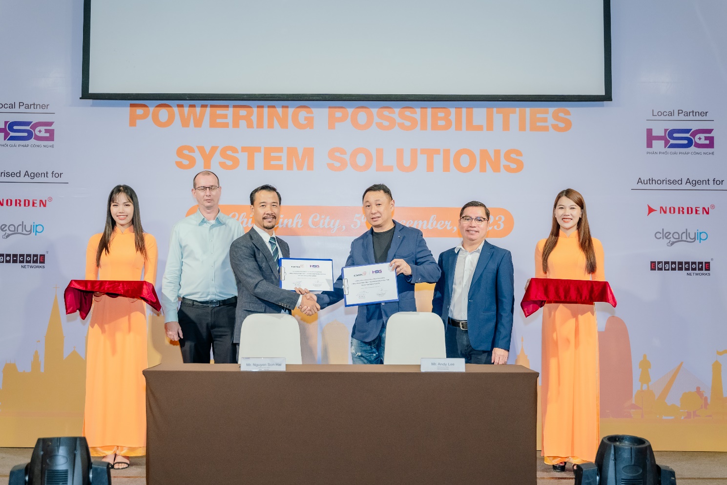 Ông Nguyễn Sơn Hải (thứ 3 từ trái sang) – Chủ tịch, tổng giám đốc HSG Distribution và ông Andy Lee, CEO Cemtes International ký kết hợp tác đối tác chiến lược